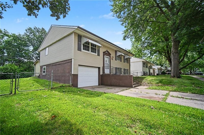 2315 Cardinal Ln, St Joseph, MO 64503