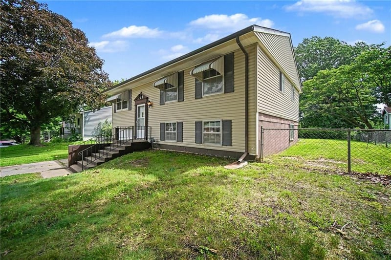 2315 Cardinal Ln, St Joseph, MO 64503