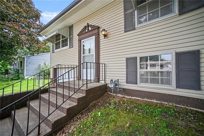 2315 Cardinal Ln, St Joseph, MO 64503