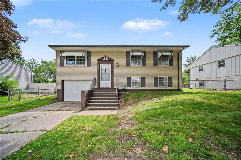 2315 Cardinal Ln, St Joseph, MO 64503