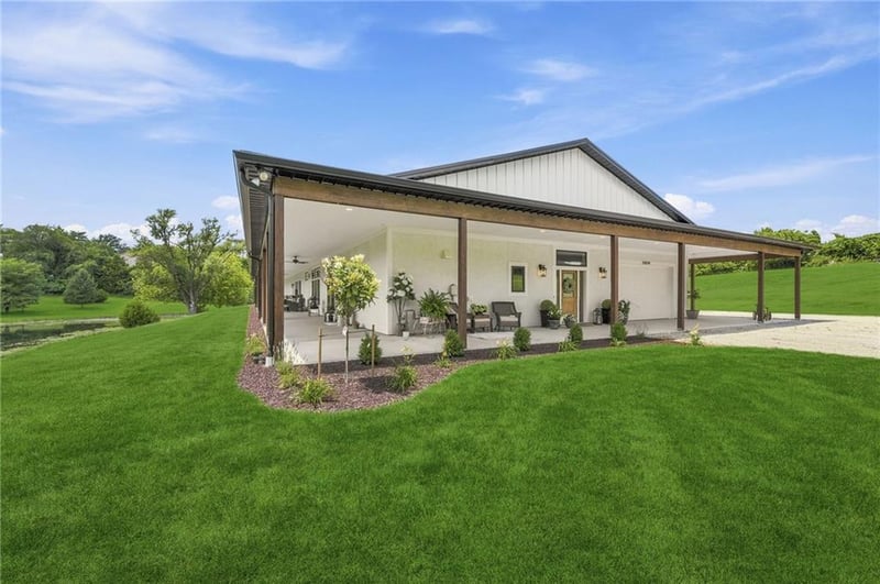12820 Crooked Rd, Parkville, MO 64152