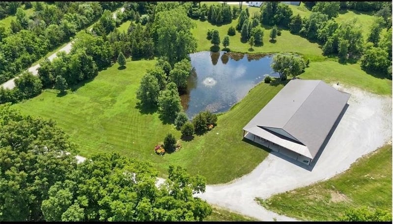 12820 Crooked Rd, Parkville, MO 64152