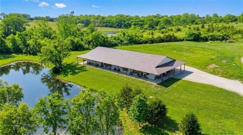 12820 Crooked Rd, Parkville, MO 64152
