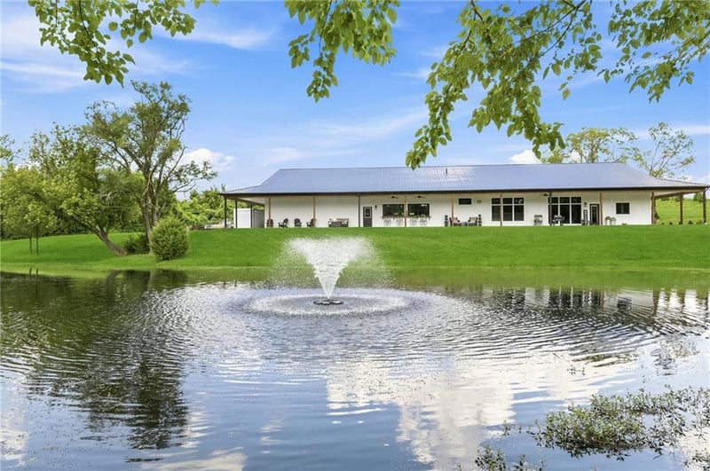 12820 Crooked Rd, Parkville, MO 64152