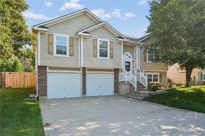 404 Europa Dr, Grain Valley, MO 64029