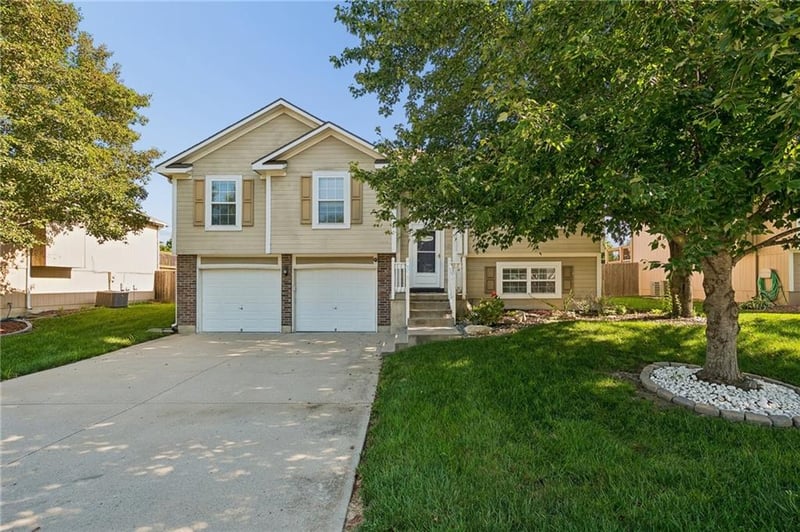 404 Europa Dr, Grain Valley, MO 64029
