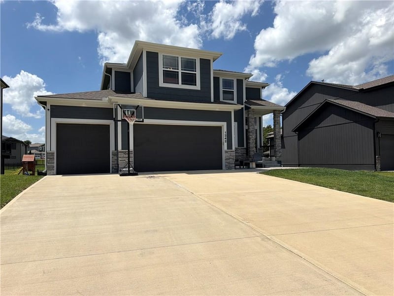1242 Hillmann Ln, Warrensburg, MO 64093
