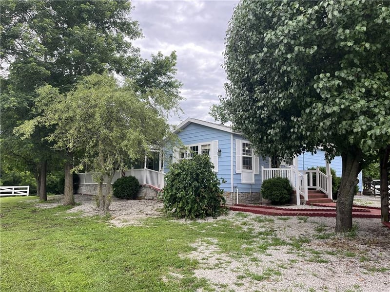 40162 Harmony Rd, Fontana, KS 66026