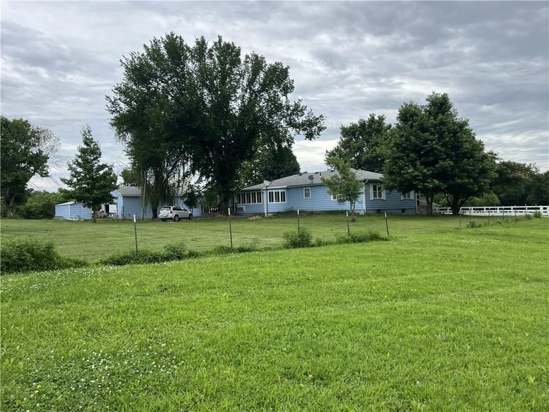 40162 Harmony Rd, Fontana, KS 66026