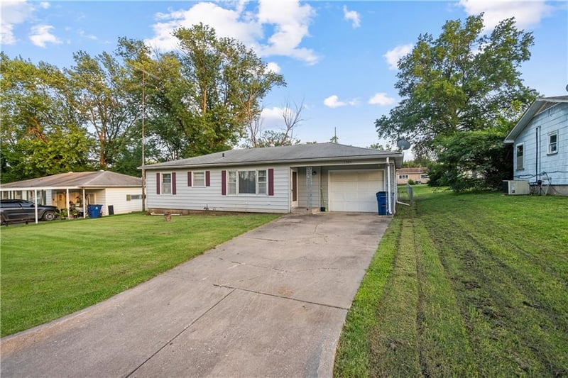 1305 Hibbard St, Coffeyville, KS 67337