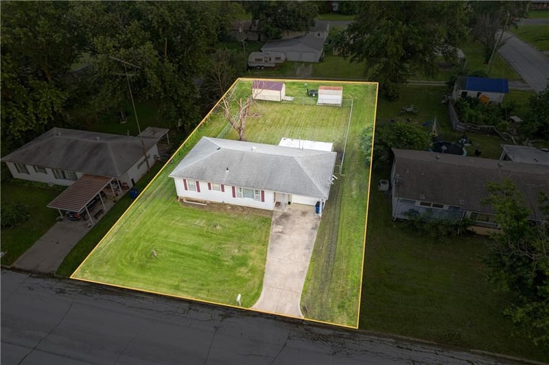 1305 Hibbard St, Coffeyville, KS 67337