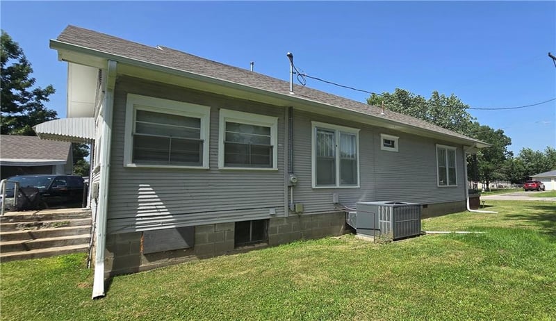 400 S Mount Carmel Rd, Frontenac, KS 66763