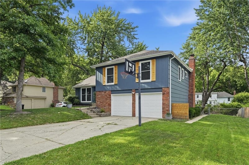 10069 Bluejacket Dr, Overland Park, KS 66214