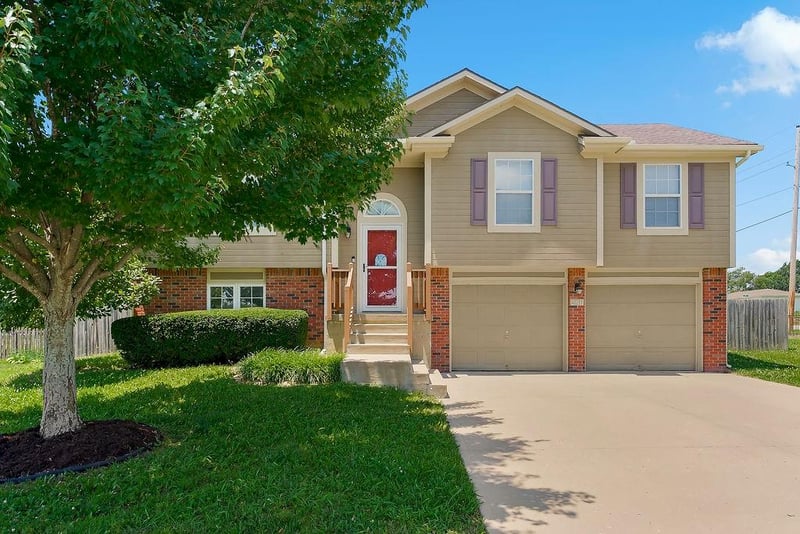 421 Golfview Dr, Pleasant Hill, MO 64080