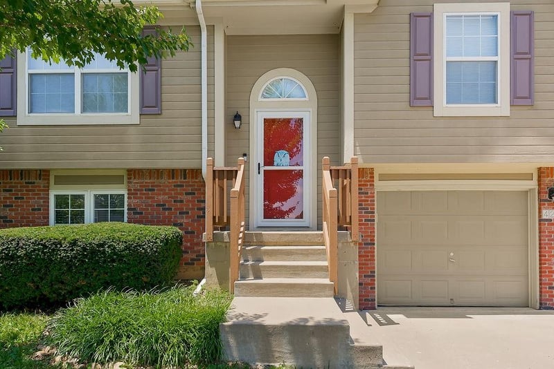 421 Golfview Dr, Pleasant Hill, MO 64080