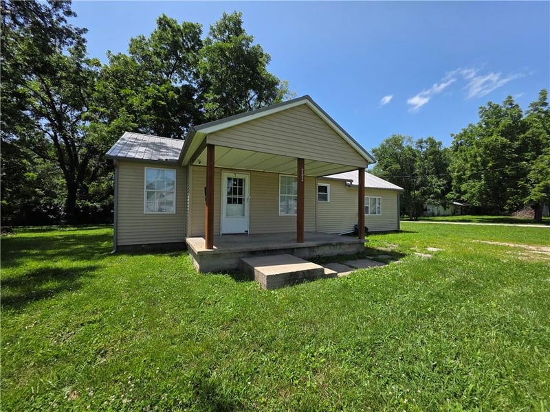 202 7th St, Lacygne, KS 66040