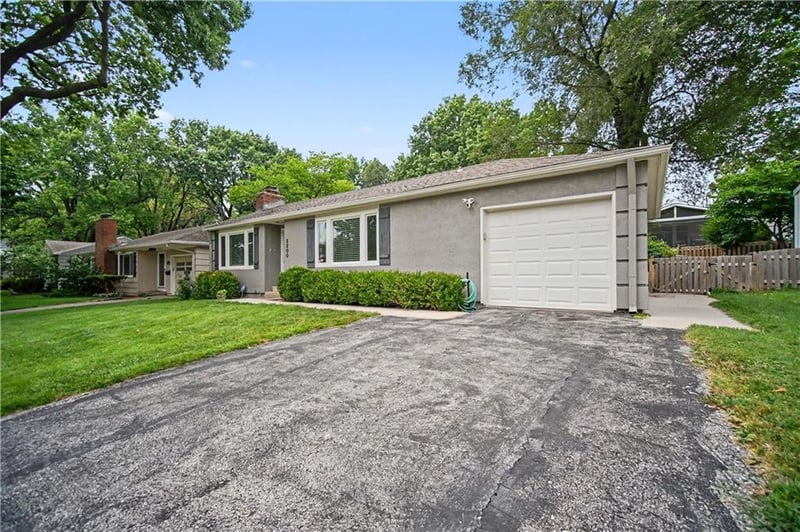 2200 74th Ter, Prairie Village, KS 66208