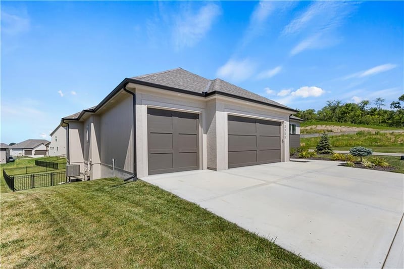 13305 Golden Oak Ct, Parkville, MO 64152