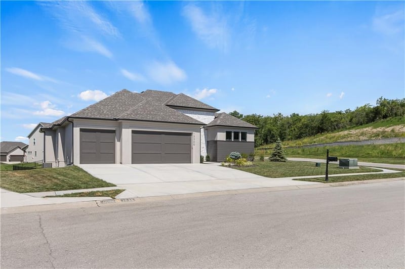 13305 Golden Oak Ct, Parkville, MO 64152