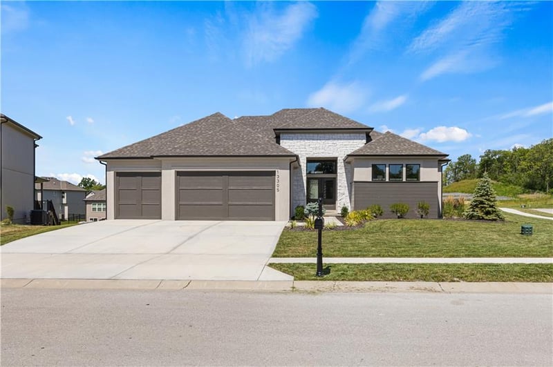 13305 Golden Oak Ct, Parkville, MO 64152