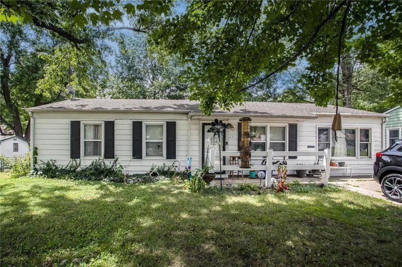 1304 Indian Ln, Independence, MO 64056