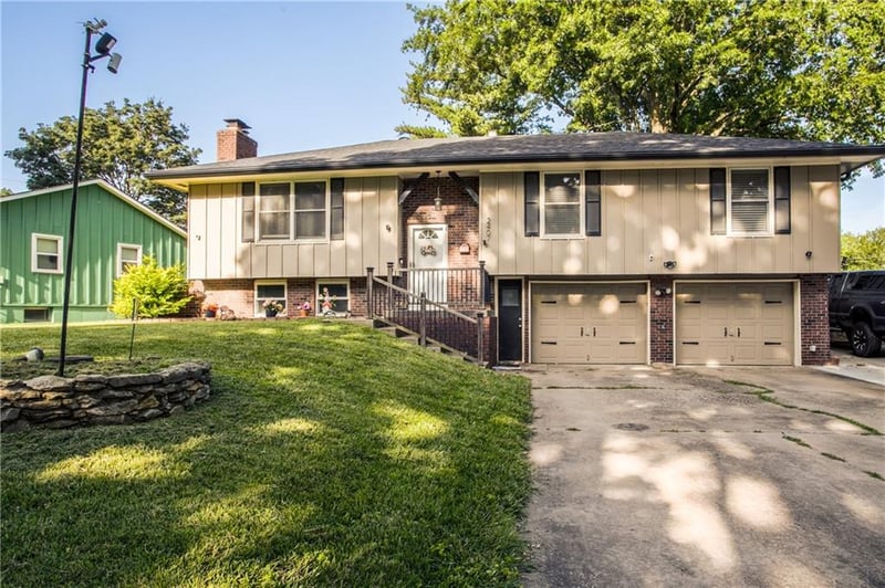 2407 5th St, Blue Springs, MO 64014