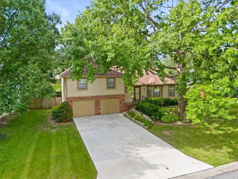 10215 101st St, Overland Park, KS 66212