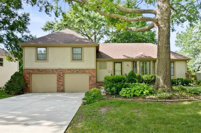 10215 101st St, Overland Park, KS 66212