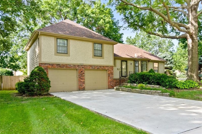 10215 101st St, Overland Park, KS 66212