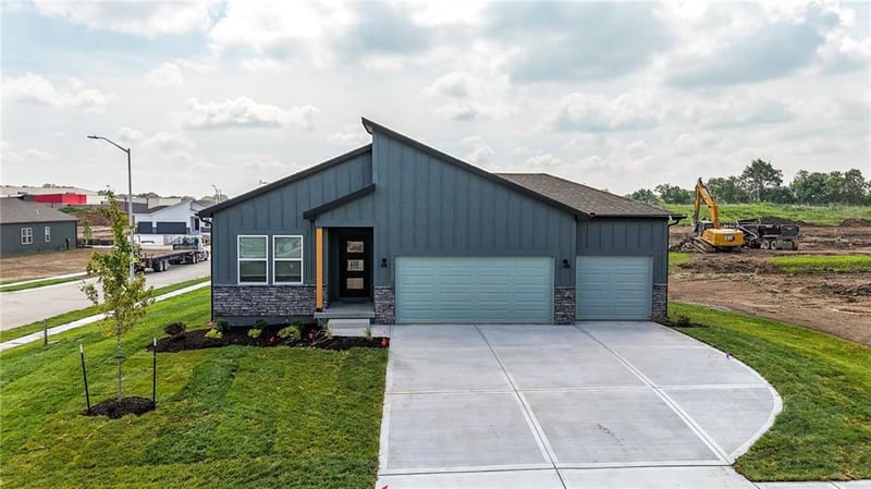 369 Amara Dr, Blue Springs, MO 64064