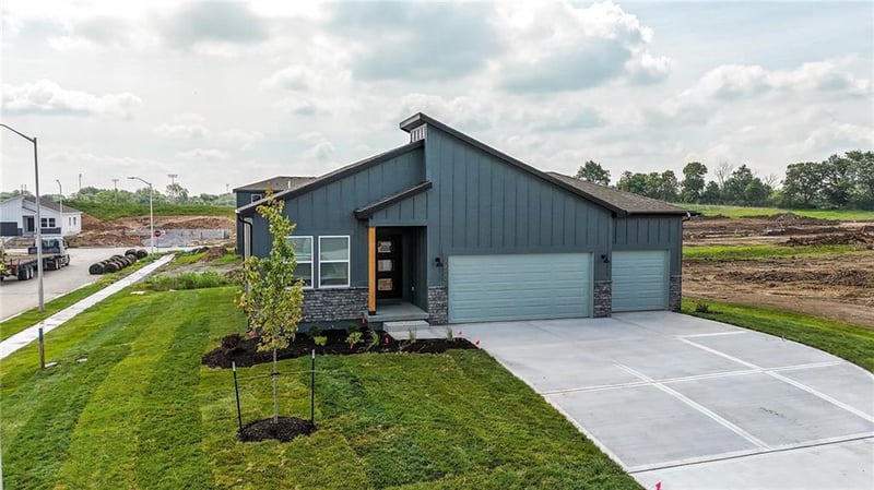 369 Amara Dr, Blue Springs, MO 64064