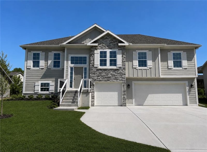 610 11th St, Kearney, MO 64060