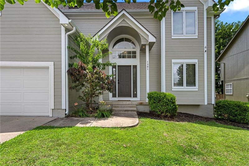 1301 12th St, Lee's Summit, MO 64081