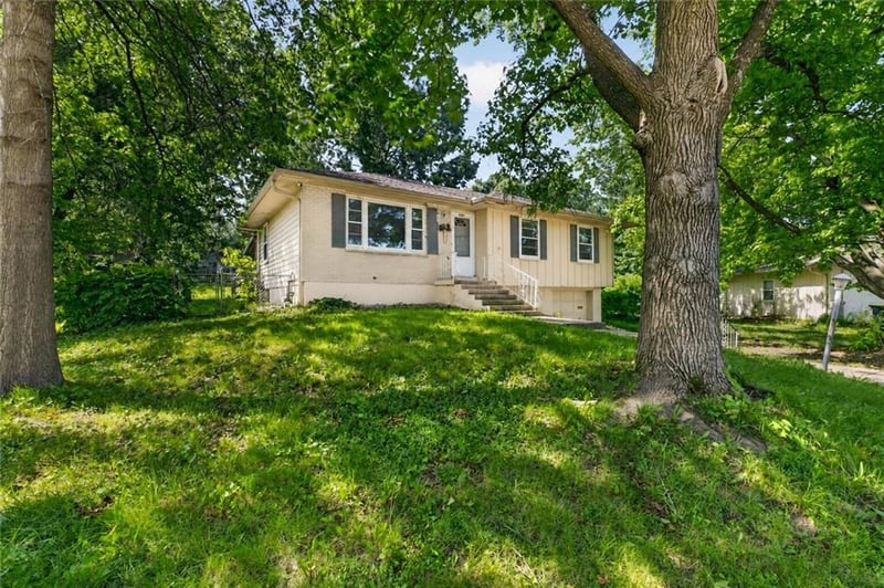5201 Overton Cir, Kansas City, MO 64133