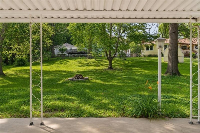 5201 Overton Cir, Kansas City, MO 64133