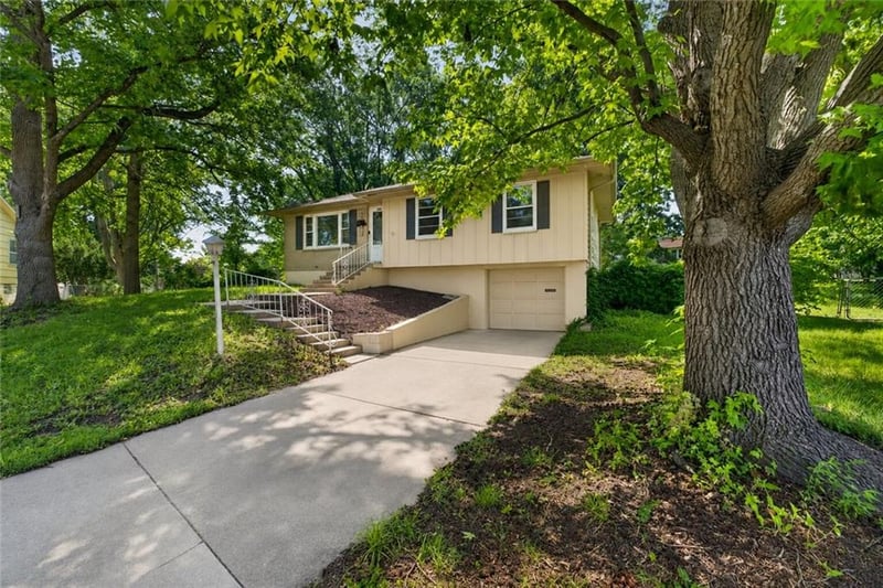 5201 Overton Cir, Kansas City, MO 64133