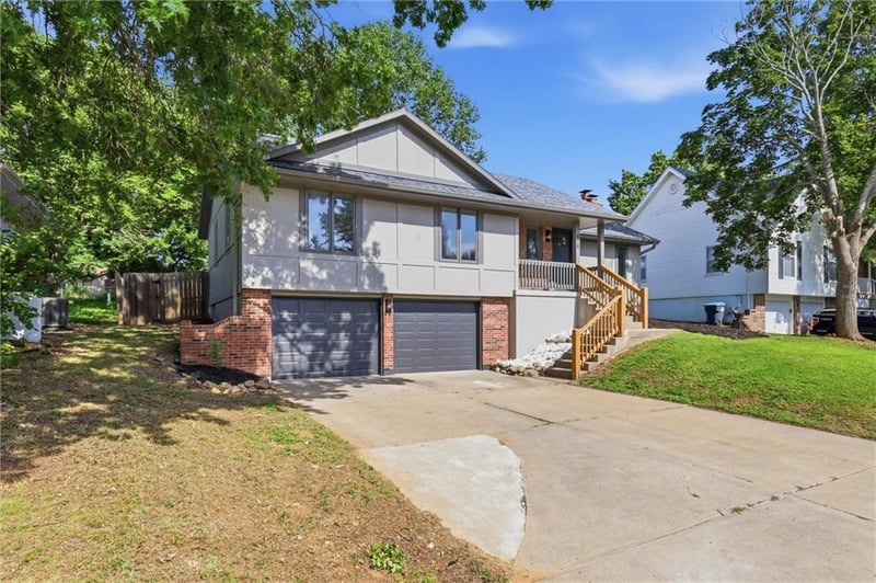 404 Springwood Dr, Blue Springs, MO 64015