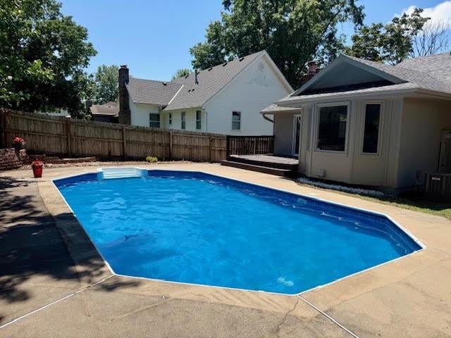 404 Springwood Dr, Blue Springs, MO 64015
