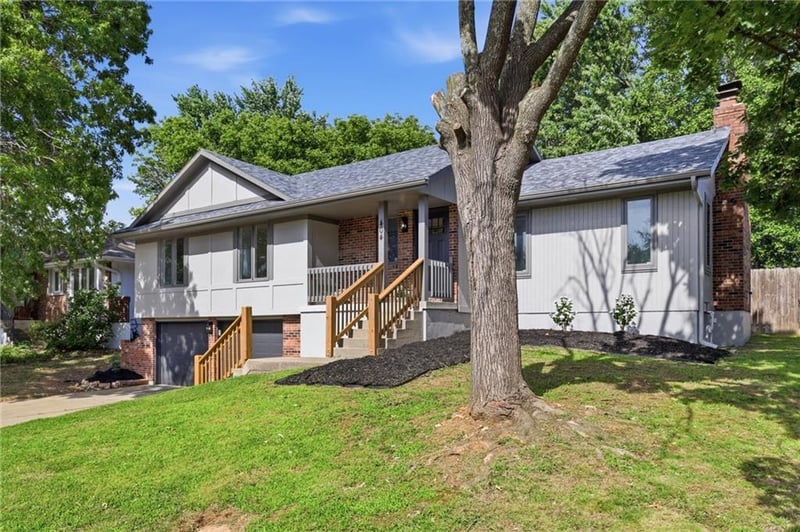 404 Springwood Dr, Blue Springs, MO 64015