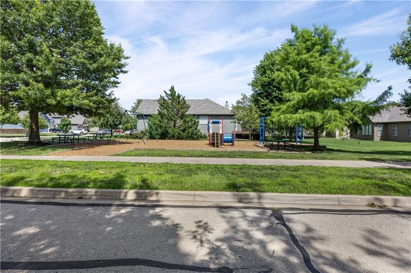 29412 Rockwood Ave, Paola, KS 66071