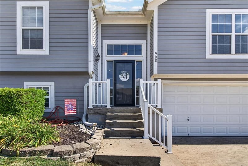 900 Coachman Dr, Pleasant Hill, MO 64080
