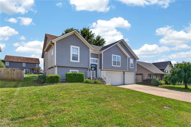 900 Coachman Dr, Pleasant Hill, MO 64080