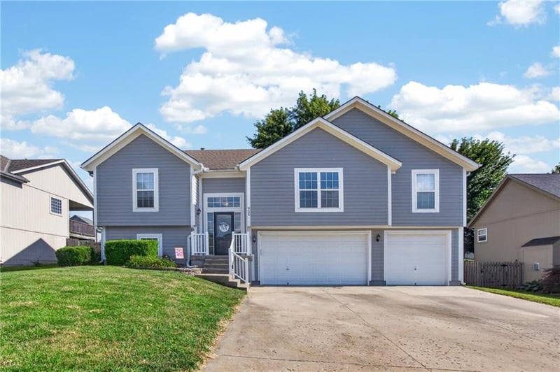 900 Coachman Dr, Pleasant Hill, MO 64080