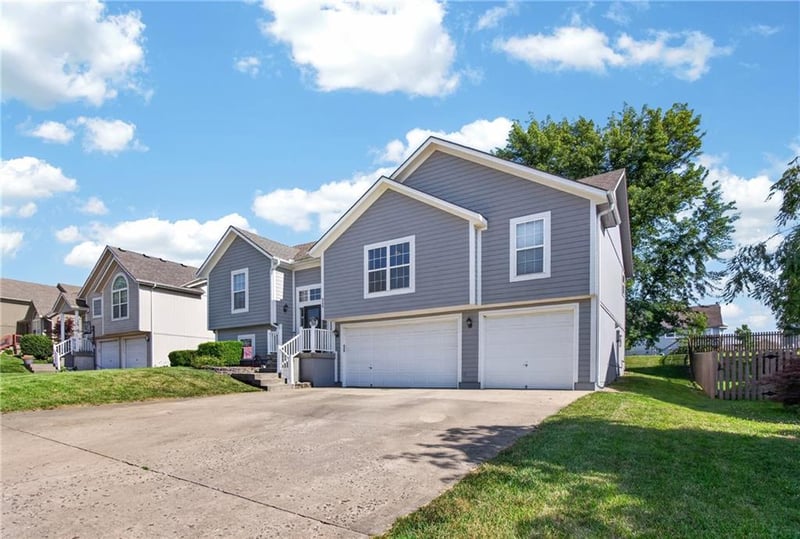 900 Coachman Dr, Pleasant Hill, MO 64080