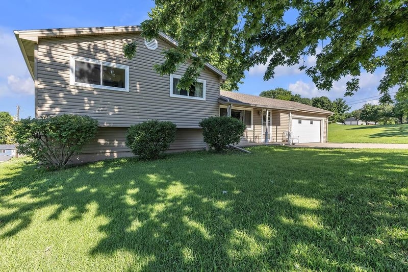 5702 18th St, St Joseph, MO 64504