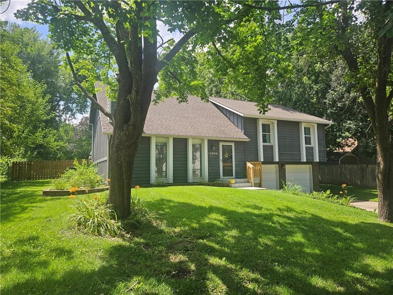 12806 Seminole Dr, Olathe, KS 66062