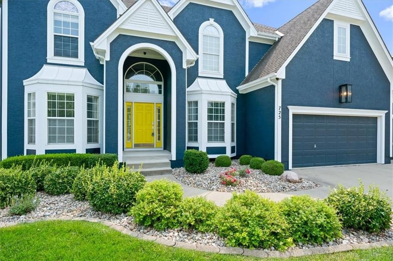 725 Winterwalk Ln, Lee's Summit, MO 64081