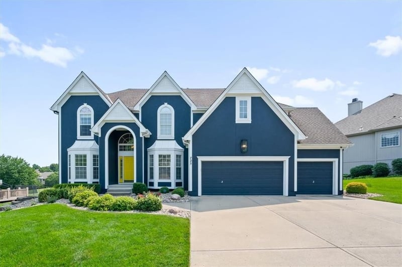 725 Winterwalk Ln, Lee's Summit, MO 64081