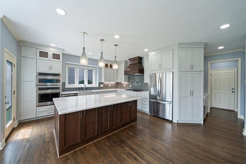 725 Winterwalk Ln, Lee's Summit, MO 64081