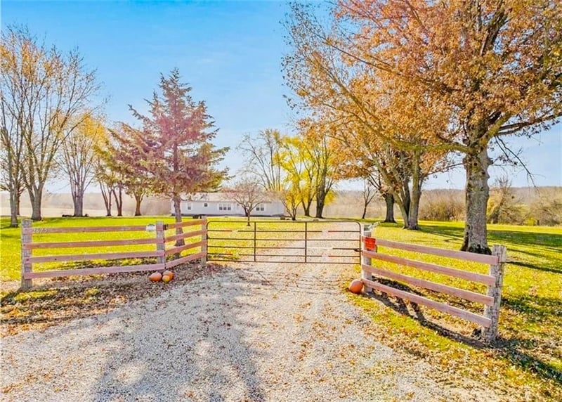 2675 W 215th St, Bucyrus, KS 66013